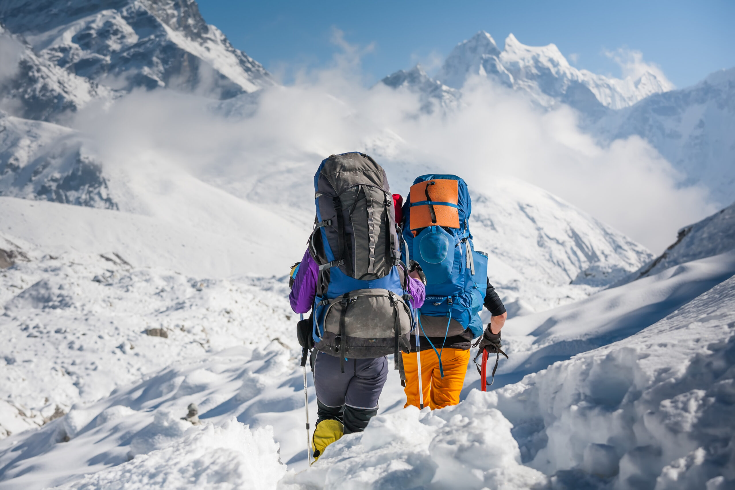 Trekkers traversant un glacier